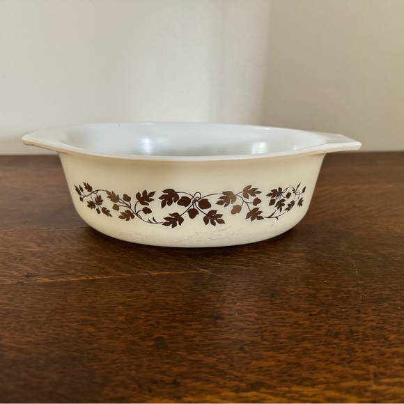 Gold leaf Pyrex 1 1/2 qt casserole - Picture 2 of 6